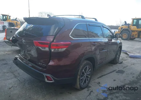 2019 Toyota Highlander Xle z USA, uszkodzony, nr VIN 5TDJZRFH5KS927491